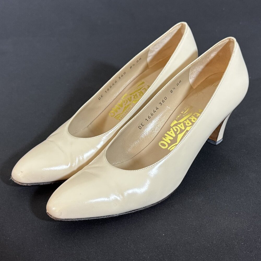 Ferragamo Women’s Beige Leather Pumps 2.5" heel Size 8.5AA